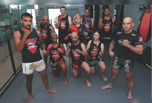 O professor Laércio Silva e o mestre Bruno Olímpio posam ao lado dos alunos que fazem parte da equipe  BOT