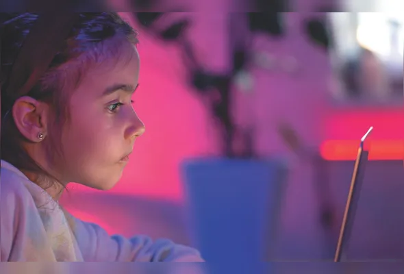 Criança usando computador: nova lei vai restringir a coleta de dados