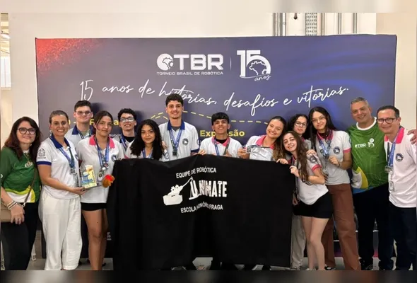 Alunos vencedores do Torneio Brasil de Robótica (TBR), que aconteceu no sábado (13) e domingo (14) em Belo Horizonte (MG)
