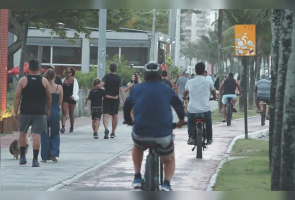Ciclistas e pedestres dividem espaço em calçadão de Vila Velha: entre outros pontos defendidos por autoridades 
estão obrigatoriedade  do uso do capacete, definição de idade mínima 
e identificação das bicicletas
