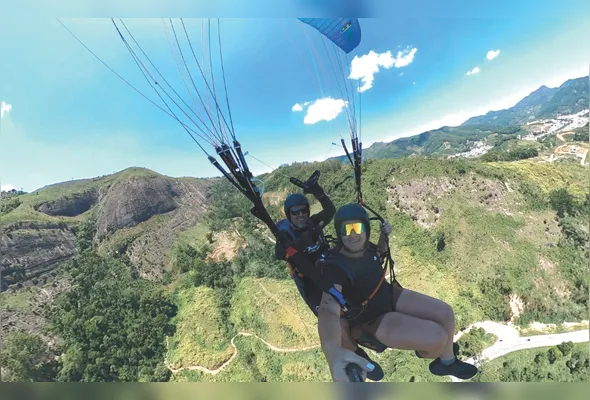 O maior desafio do casal Micheli e Lucas durou 
16 dias. Eles atravessaram o Estado, de Norte a Sul, em uma modalidade que une   caminhada em montanha e parapente