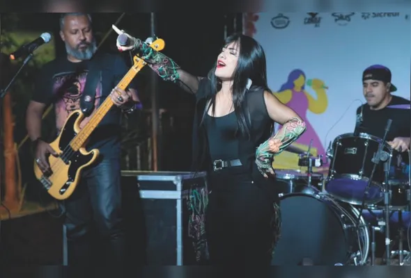 Laís Stone vai cantar rock nacional e internacional hoje, no Torresmofest
