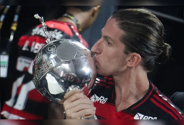 Filipe Luís estendeu o vínculo por duas temporadas e fica no clube carioca até 2027
