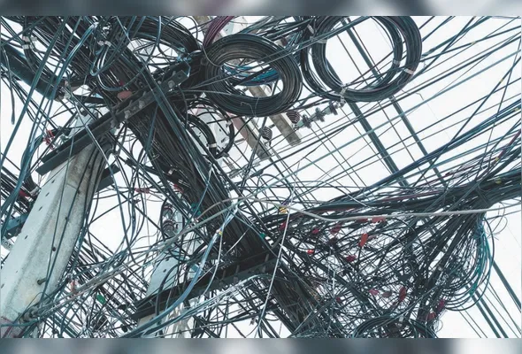 Poluição visual é provocada pela fiação excedente, muitas vezes abandonada por operadoras de telefonia, TV e internet