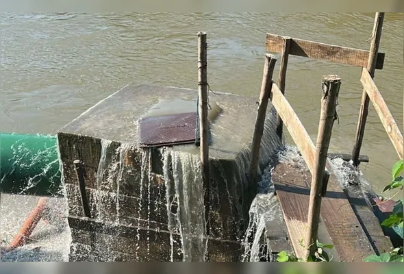 Todo o esgoto coletado na margem sul da cidade, incluindo os bairros Arariguaba e União, estaria sendo lançado diretamente no rio
