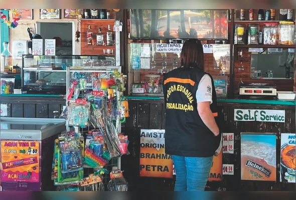 Servidora do Procon-ES fiscaliza quiosque: ações são realizadas em todo o Espírito Santo pelo órgão