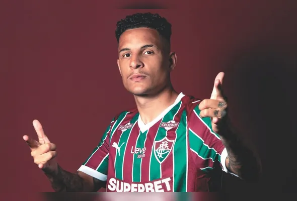 Arana foi anunciado ontem e já vestiu a camisa do Fluminense