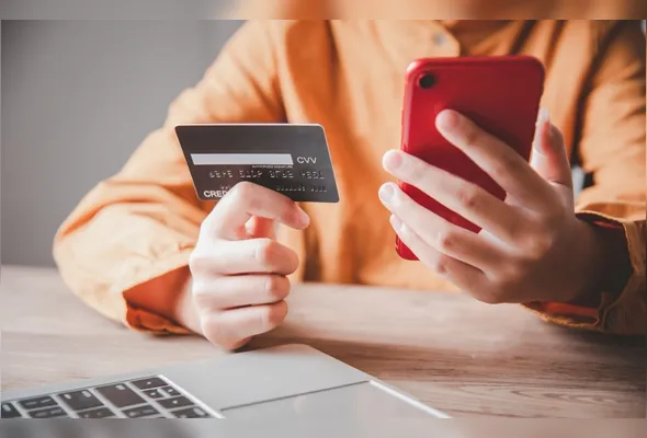 Fraudes digitais: hackers vendem cartões clonados a partir de R$ 40 na internet