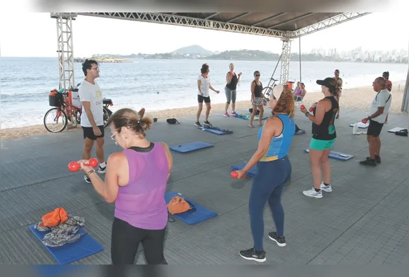 Na arena de verão que fica na praia de Camburi é possível praticar ginástica a partir das 7 horas, na tenda