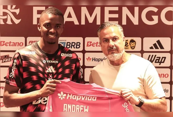 Andrew recebeu a camisa das mãos do diretor de futebol José Boto
