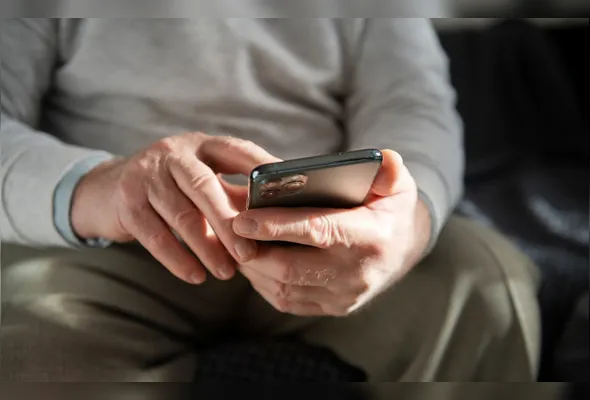 Famílias reforçam o diálogo e a vigilância para proteger idosos do avanço dos golpes digitais, que causam prejuízos financeiros e impactos emocionais