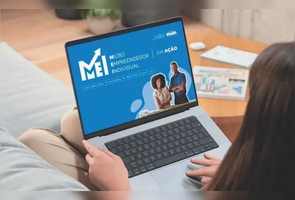 Empreendedora olha site do MEI em Ação: medidas incluem ações de tecnologia, governança, capacitação e apoio direto aos microempreendedores