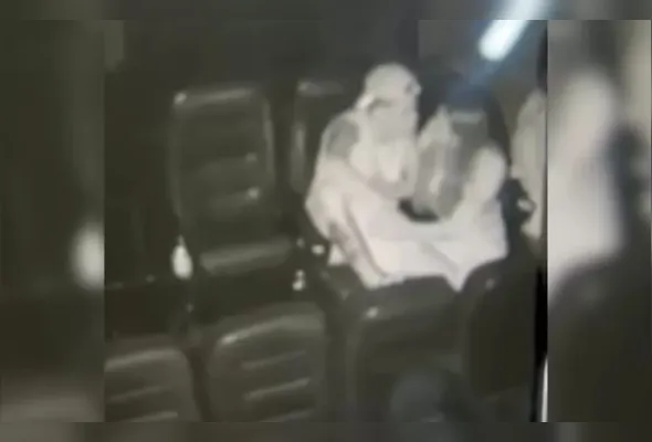 O suspeito teria batido na companheira, que está grávida, após ela receber uma ligação