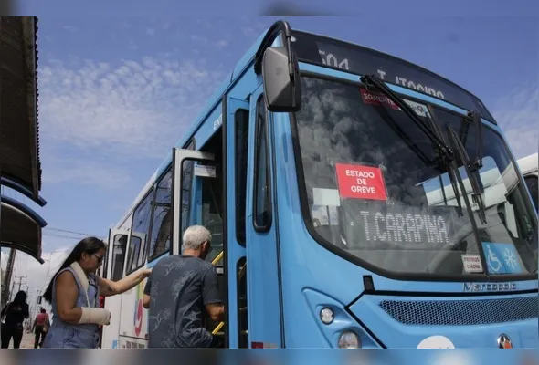 Ônibus com o adesivo indicando a paralisação prevista para terça-feira