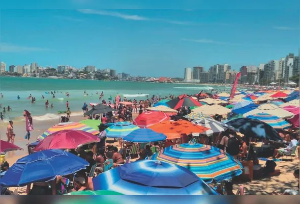 Praias de Guarapari lotadas na alta estação. No destaque, a Central Integrada de Inteligência e Videomonitoramento