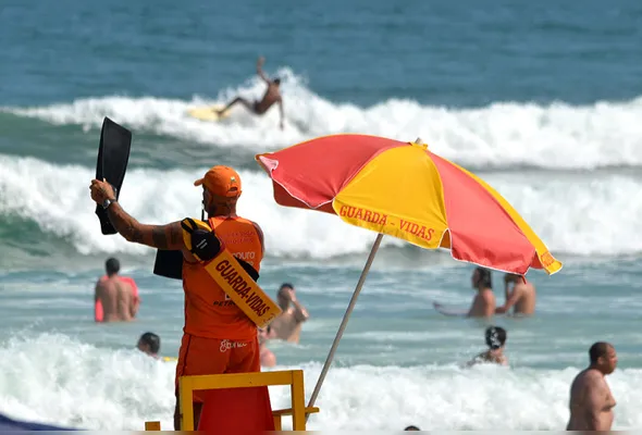 Homem morre após pular de pedra na Praia do Una, em Guarapari