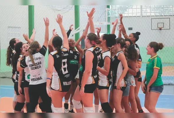 Equipe feminina do Álvares comemora o título após vitória sobre o ICVC
