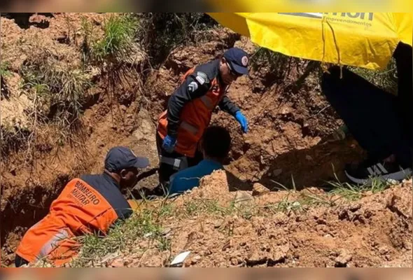 Equipes de resgate foram acionadas e realizaram a retirada da idosa com segurança