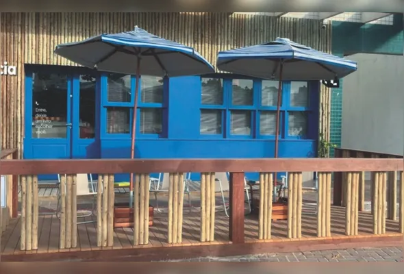 A lúcia livraria conta também com obras do acervo pessoal da proprietária e doações de amigos e escritores, incentivando a conexão 
das pessoas com a leitura