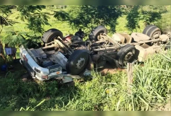 Motorista perdeu o controle da direção e o veículo capotou, parando em um declive às margens da rodovia
