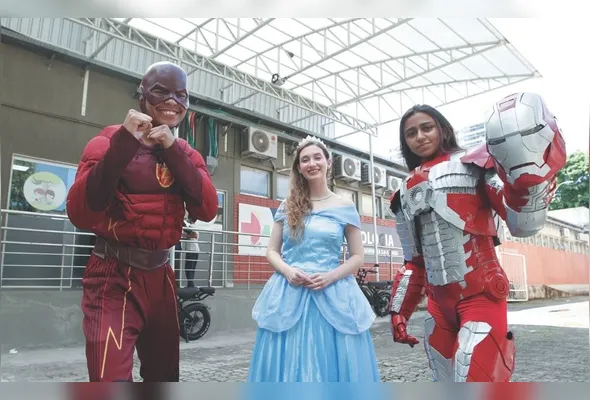 Ramon Silva Pimentel, Tatiana Massariol Pimenta e Maria Eduarda Celestino se fantasiam de super-heróis transformando dias difíceis de crianças hospitalizadas em momentos de esperança