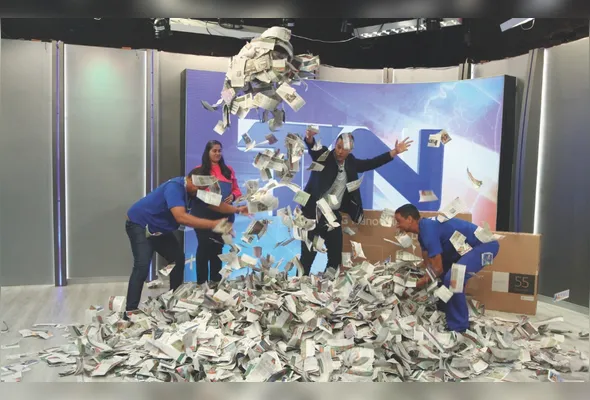 O apresentador Camargão foi quem sorteou os dois ganhadores da promoção durante transmissão do Tribuna Notícias 1ª Edição, da TV Tribuna/Band