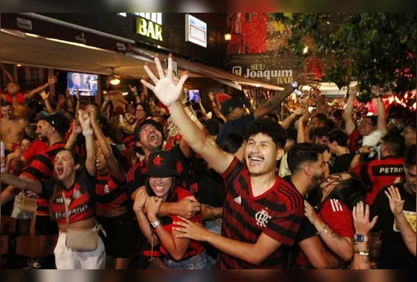 Torcida do Flamengo comemora o título continental nos bares de Vitória
