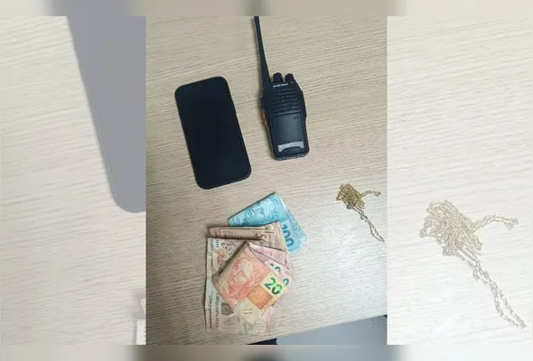 Com o suspeito foram apreendidos um rádio comunicador ligado na frequência do canal do tráfico local, um celular e a quantia de R$ 870,00 em espécie