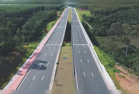 Trecho da Rodovia ES-115,  que liga Jacaraípe a Nova Almeida, na Serra: obra do governo do Estado contou com investimento de R$ 228 milhões, em um trecho de 8,5 quilômetros de extensão, que conecta  polos industriais da Serra aos de Aracruz, abrindo uma nova frente de desenvolvimento para a região