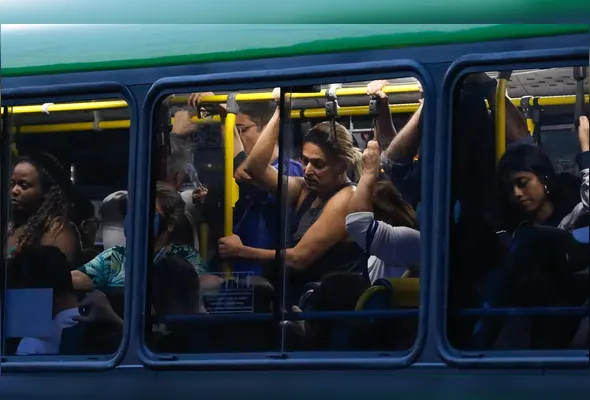 O cenário afronta o Decreto Estadual nº 40.559/2014 e a Lei nº 16.787/2019, que determinam renovação para ônibus com mais de 8 anos (convencionais) e 10 anos (articulados e BRTs)