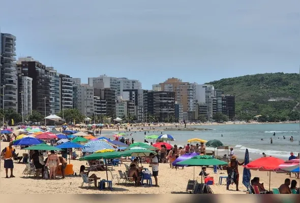 Praia do morro já começa a receber grande quantidade de turistas: a maior concentração de visitantes deve ocorrer no Réveillon