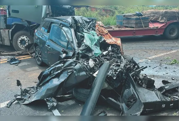 Acidente ocorreu no km 234 da BR-101. Maria Lucinete e Everton Vicente estavam no carro que bateu em um caminhão