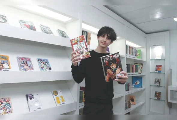 Leitura no ônibus:
Pedro Ângelo Fantin, de 17 anos, morador da Serra, vai entrar no segundo ano do ensino médio. Ele aproveita o trajeto para a escola, em Vitória, para ler. O adolescente conta que em  seis meses já pegou 23 mangás emprestados na Biblioteca Transcol.
“Meu título favorito é o One Piece, e o personagem que mais gosto é o Usopp. Nós, adolescentes, acabamos tendo certo tempo ocioso. Devemos ler durante o ócio, aproveitar esse tempo”, disse.