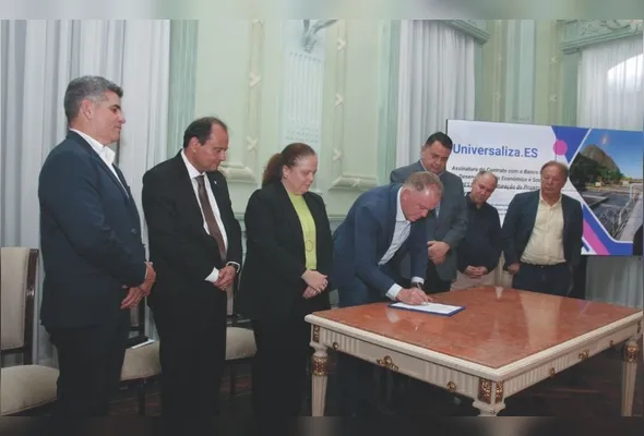 Governador Renato Casagrande assina contrato firmado entre o governo e o BNDES que irá viabilizar estudos