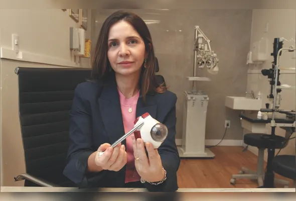 Karine Moyses explica que a doença se caracteriza pela inflamação de uma membrana do olho