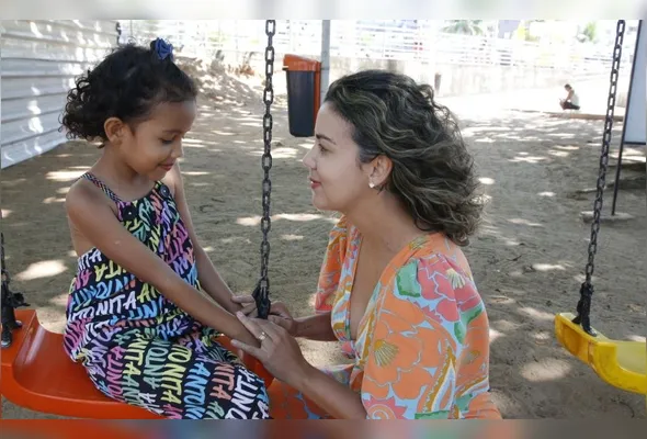 Hosana Braga, de 37, com a filha Helena