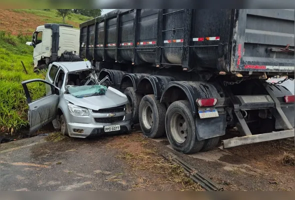 O motorista da carreta passou mal após a colisão e recebeu atendimento médico no local do acidente