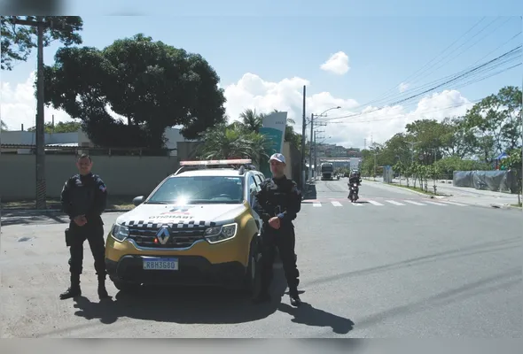 O inspetor de trânsito Wagner Meireles e o subinspetor de operações Moacir José de Paula: orientações