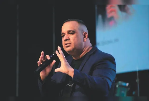 Pastor André Roniere é quem ministra a palavra na vigília "O Grande Encontro", que acontece na noite desta sexta-feira (7)