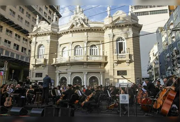 O cantor Silva e a Orquestra Sinfônica do Espírito Santo se apresentaram na reabertura do Theatro Carlos Gomes