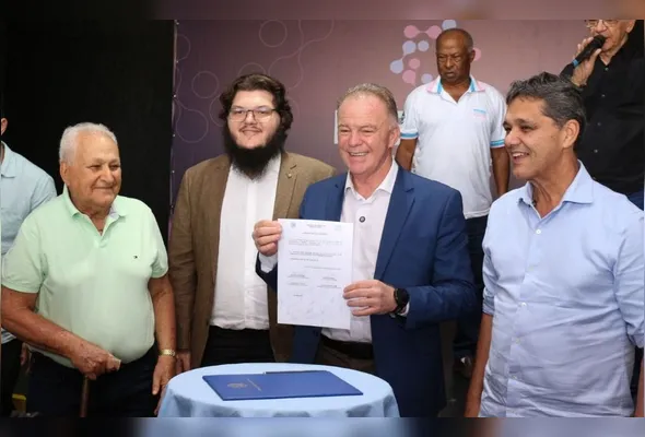 Theodorico Ferraço, prefeito de Cachoeiro, com Renato Casagrande e   Ricardo Ferraço em evento no município