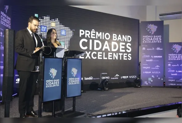 George Bitti e Isabela Vidal foram os apresentadores do prêmio