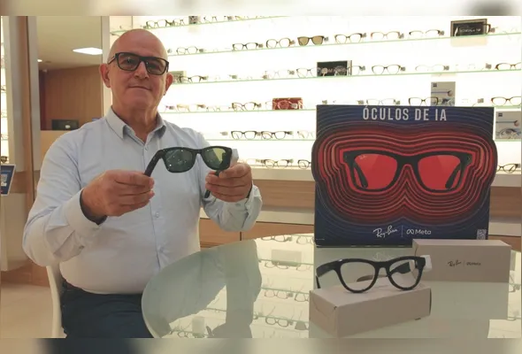 Gerente das Óticas Paris do Shopping Vitória, José Roberto Oggioni mostra o  Ray-Ban Meta, que tem conexão com  Instagram, Facebook e WhatsApp