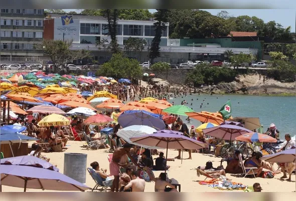 Praia lotada em Vila Velha: especialistas recomendam  evitar horários em que o sol esteja muito forte