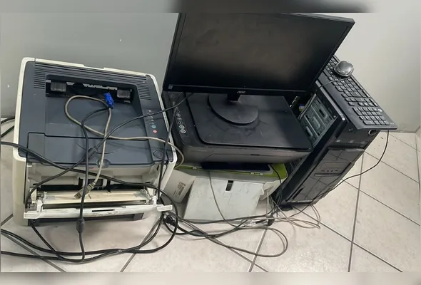 Equipamentos como impressora e computador foram apreendidos 
na casa do suspeito de fabricar os documentos falsos, que já 
foi proprietário de uma gráfica