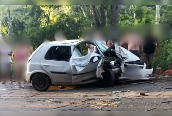 Motorista do carro foi socorrido com ferimentos e, segundo a polícia, não possui carteira de habilitação