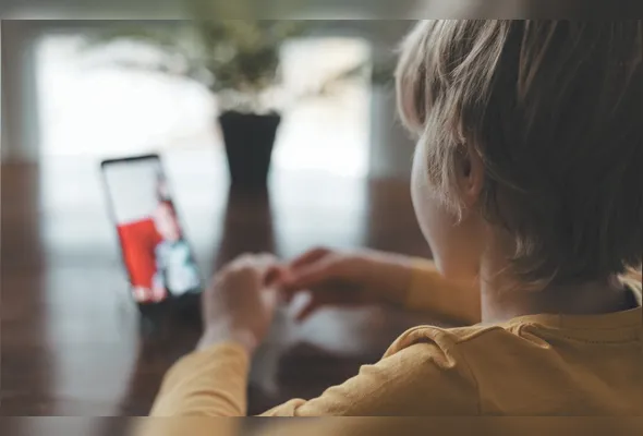 Criança acessa a internet sem a supervisão dos pais. Especialistas alertam para perfis falsos de criminosos