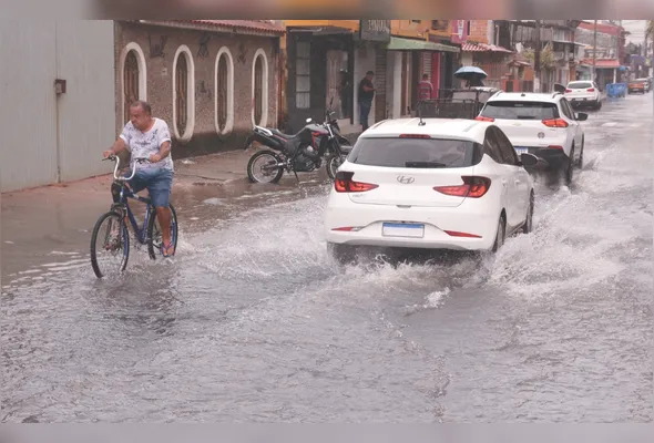 Avenida Resplendor, uma das mais movimentadas de Itapuã, Vila Velha, teve pontos de alagamento durante as chuvas de ontem