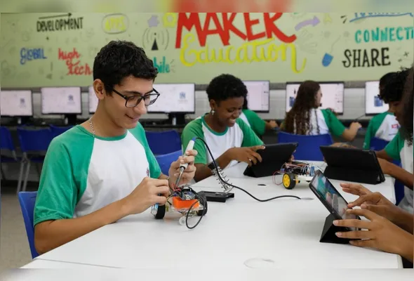 Alunos durante aula de introdução à robótica utilizam kit de programação em arduino: experiência prática torna o aprendizado mais significativo