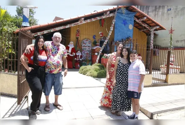 Ubiratan Lyrio da Silva e Lúcia Maria de Souza com os netos Fabricia, Gabriela e Átila: casa faz sucesso